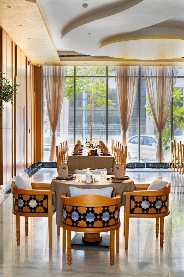 Luxe Grand Hotel Apartments Σάρτζα Εξωτερικό φωτογραφία The restaurant