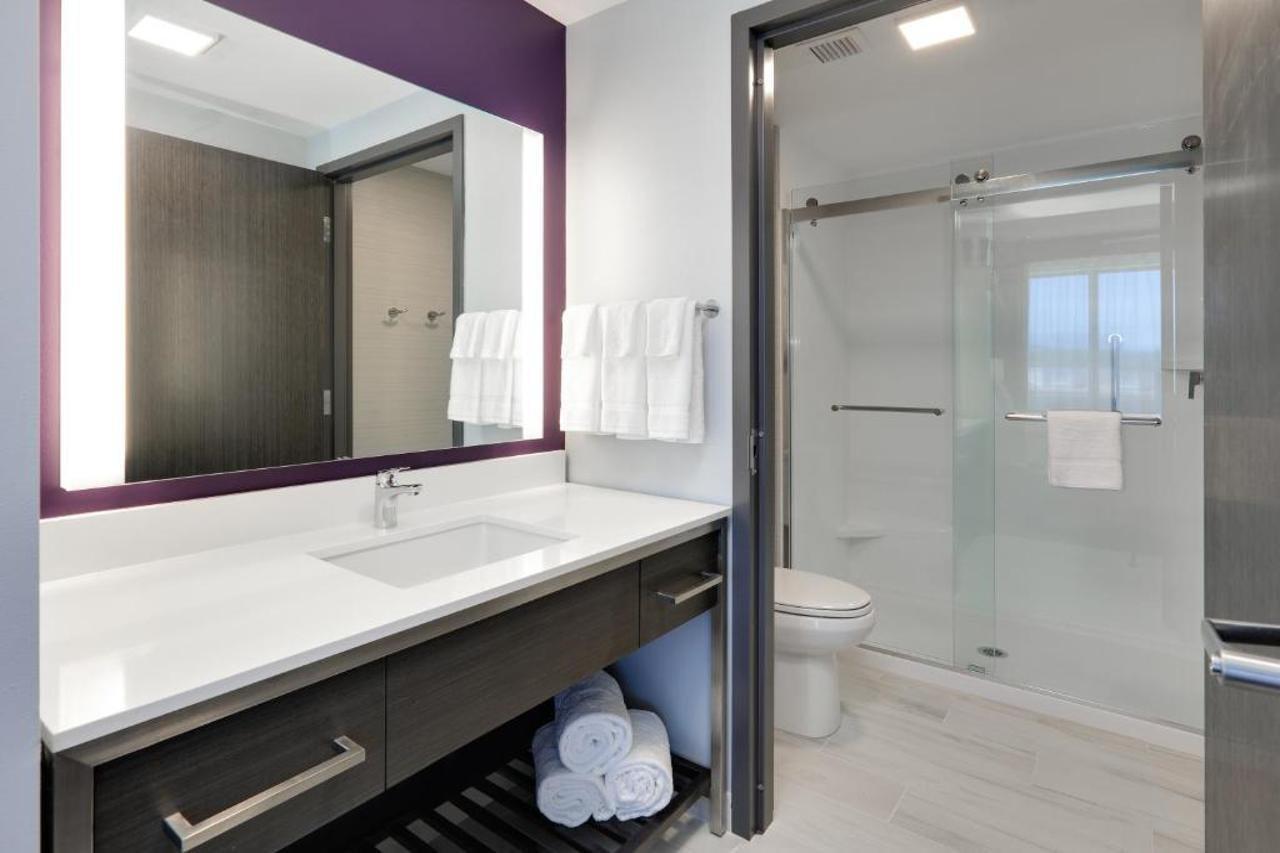 Luxe Grand Hotel Apartments Σάρτζα Εξωτερικό φωτογραφία A bathroom in a typical hotel room