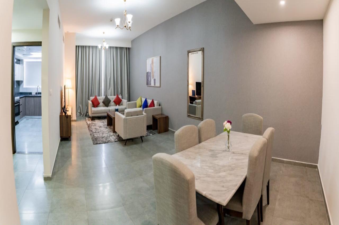 Luxe Grand Hotel Apartments Σάρτζα Εξωτερικό φωτογραφία A living room in a typical apartment