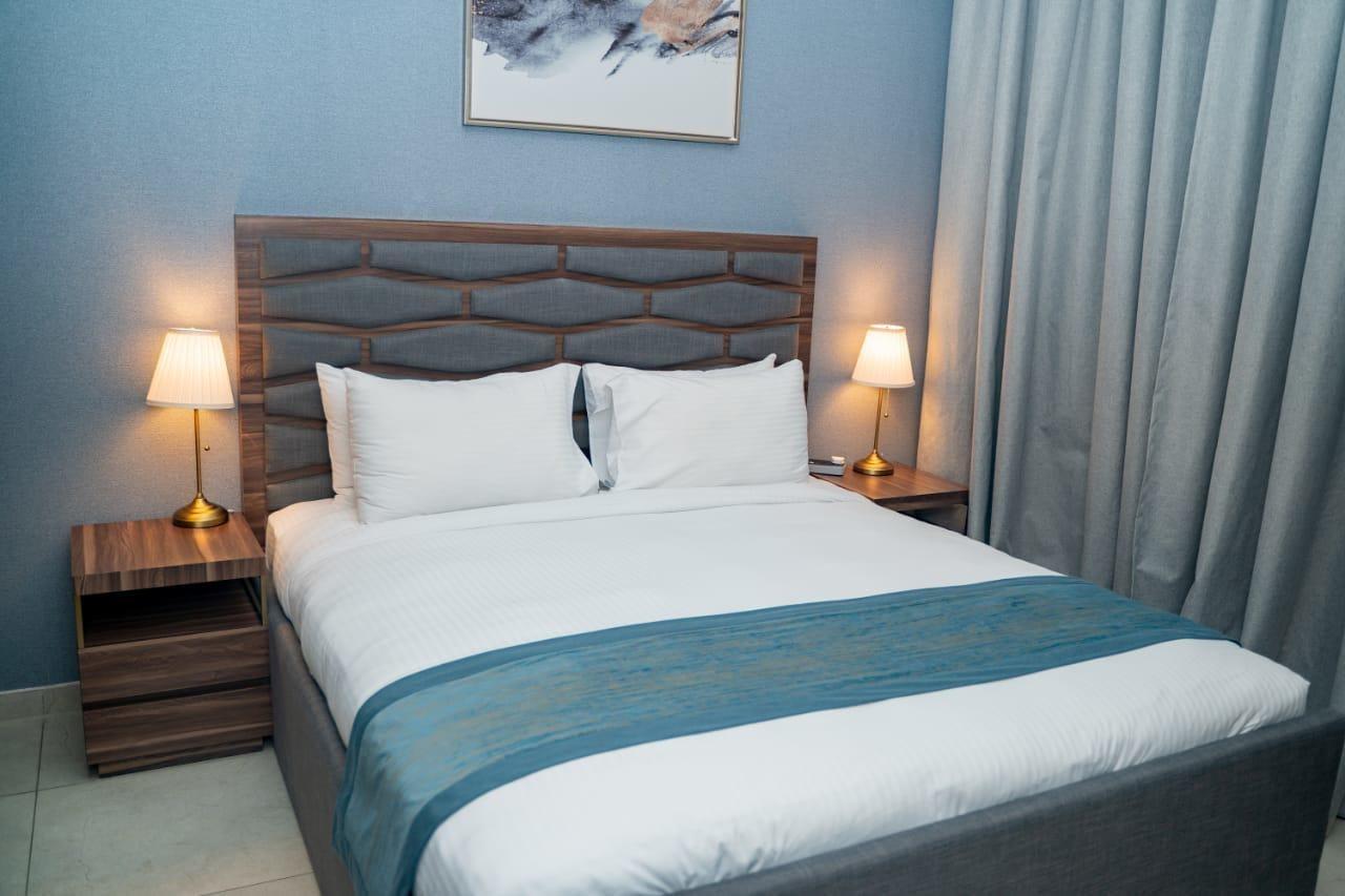 Luxe Grand Hotel Apartments Σάρτζα Εξωτερικό φωτογραφία A bed with a bed runner
