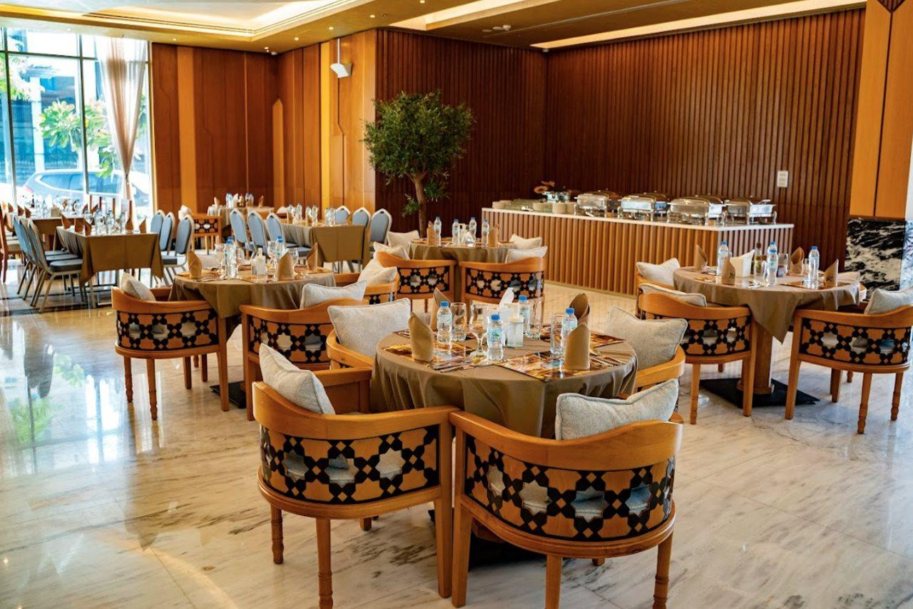 Luxe Grand Hotel Apartments Σάρτζα Εξωτερικό φωτογραφία The restaurant at the hotel
