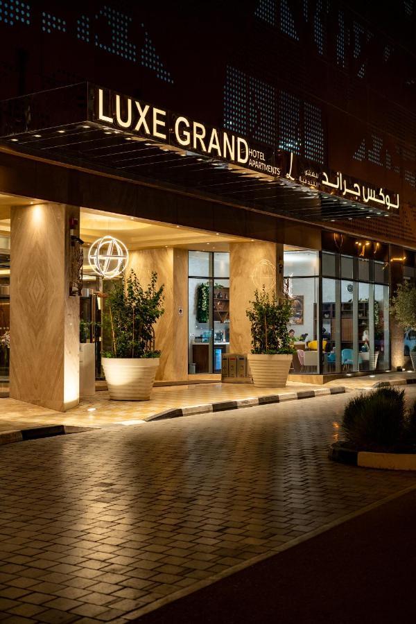 Luxe Grand Hotel Apartments Σάρτζα Εξωτερικό φωτογραφία The hotel's entrance