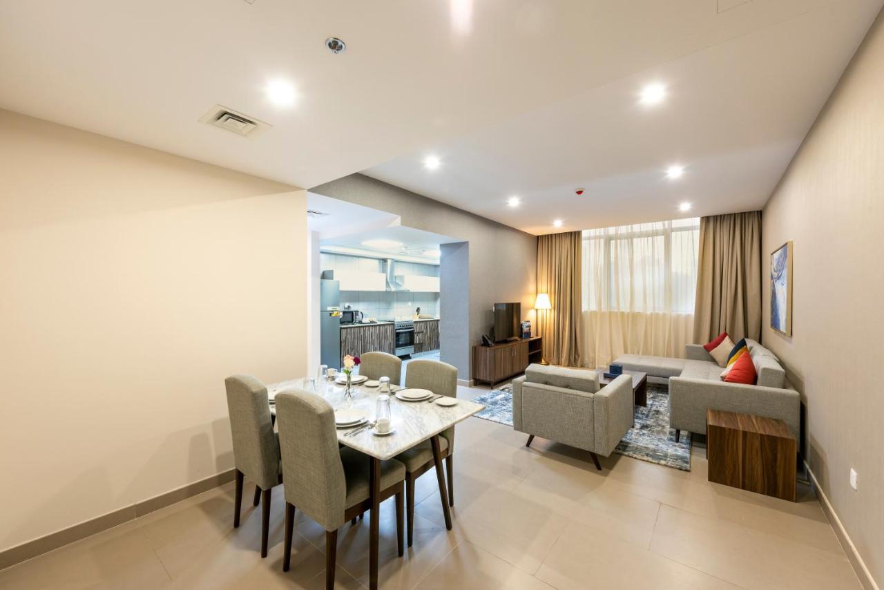 Luxe Grand Hotel Apartments Σάρτζα Εξωτερικό φωτογραφία A living room in a typical apartment