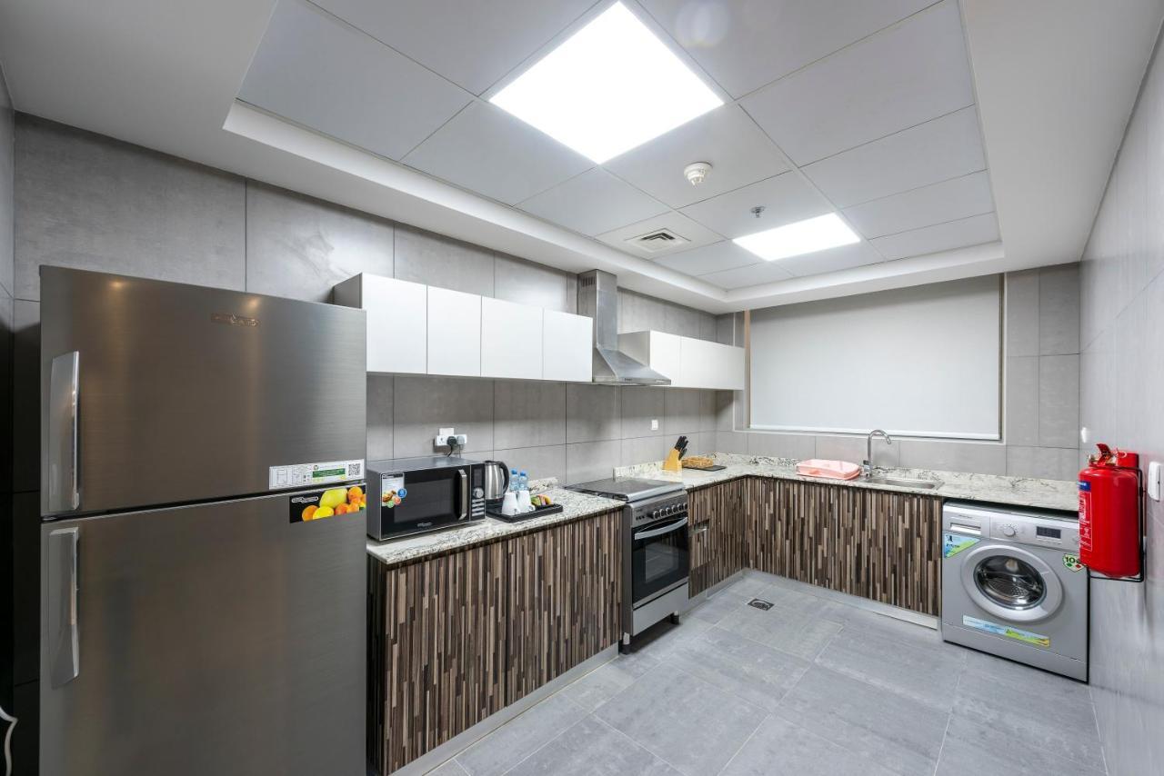 Luxe Grand Hotel Apartments Σάρτζα Εξωτερικό φωτογραφία A typical kitchen in a residential hall