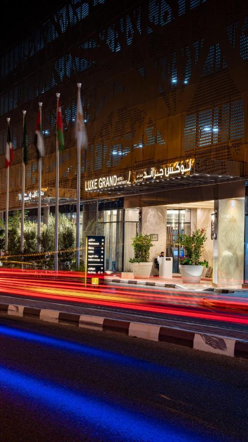 Luxe Grand Hotel Apartments Σάρτζα Εξωτερικό φωτογραφία The hotel's entrance