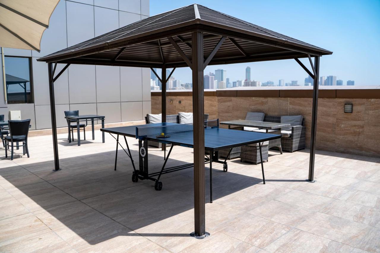 Luxe Grand Hotel Apartments Σάρτζα Εξωτερικό φωτογραφία A modern metal gazebo