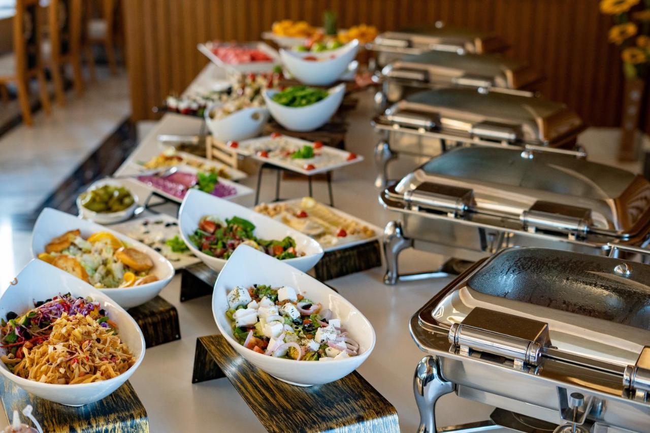Luxe Grand Hotel Apartments Σάρτζα Εξωτερικό φωτογραφία A buffet at a hotel