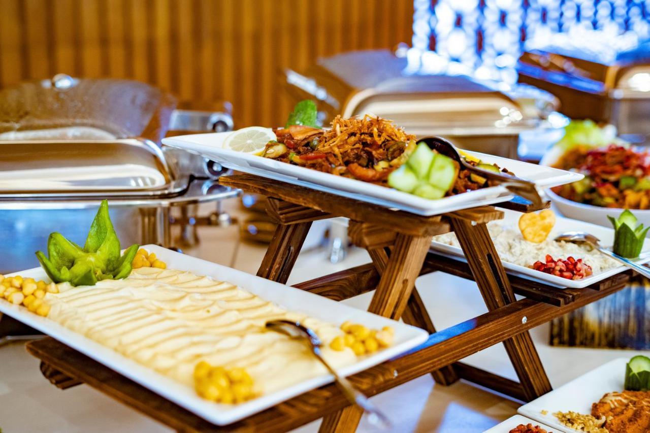 Luxe Grand Hotel Apartments Σάρτζα Εξωτερικό φωτογραφία A buffet at a hotel