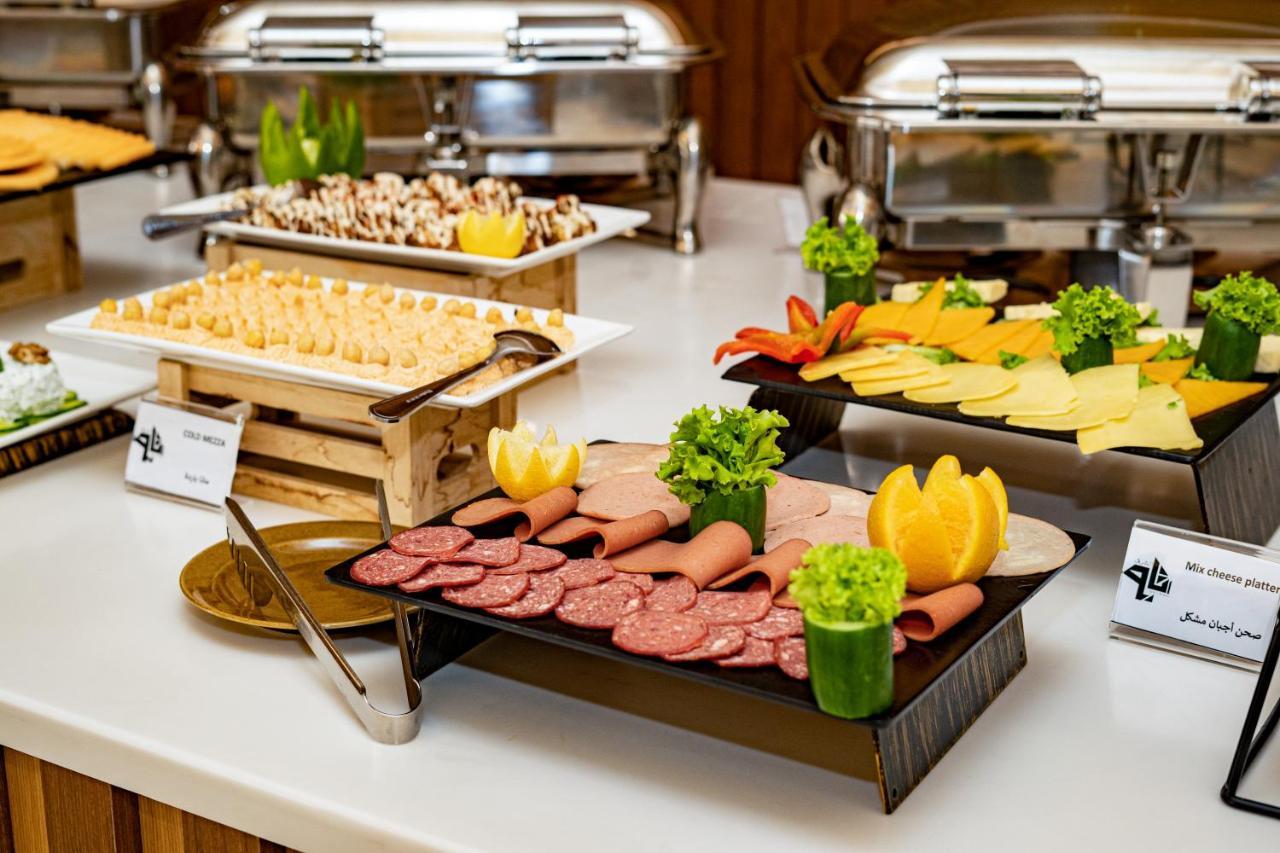Luxe Grand Hotel Apartments Σάρτζα Εξωτερικό φωτογραφία A buffet at a hotel