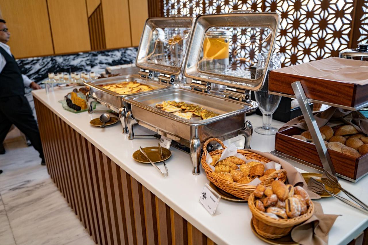 Luxe Grand Hotel Apartments Σάρτζα Εξωτερικό φωτογραφία A buffet at a hotel