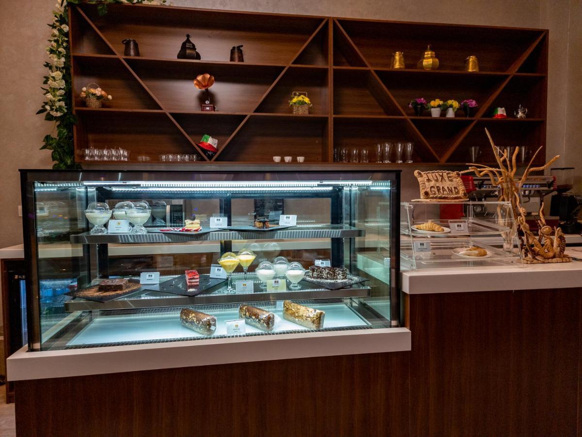 Luxe Grand Hotel Apartments Σάρτζα Εξωτερικό φωτογραφία A pastry display case