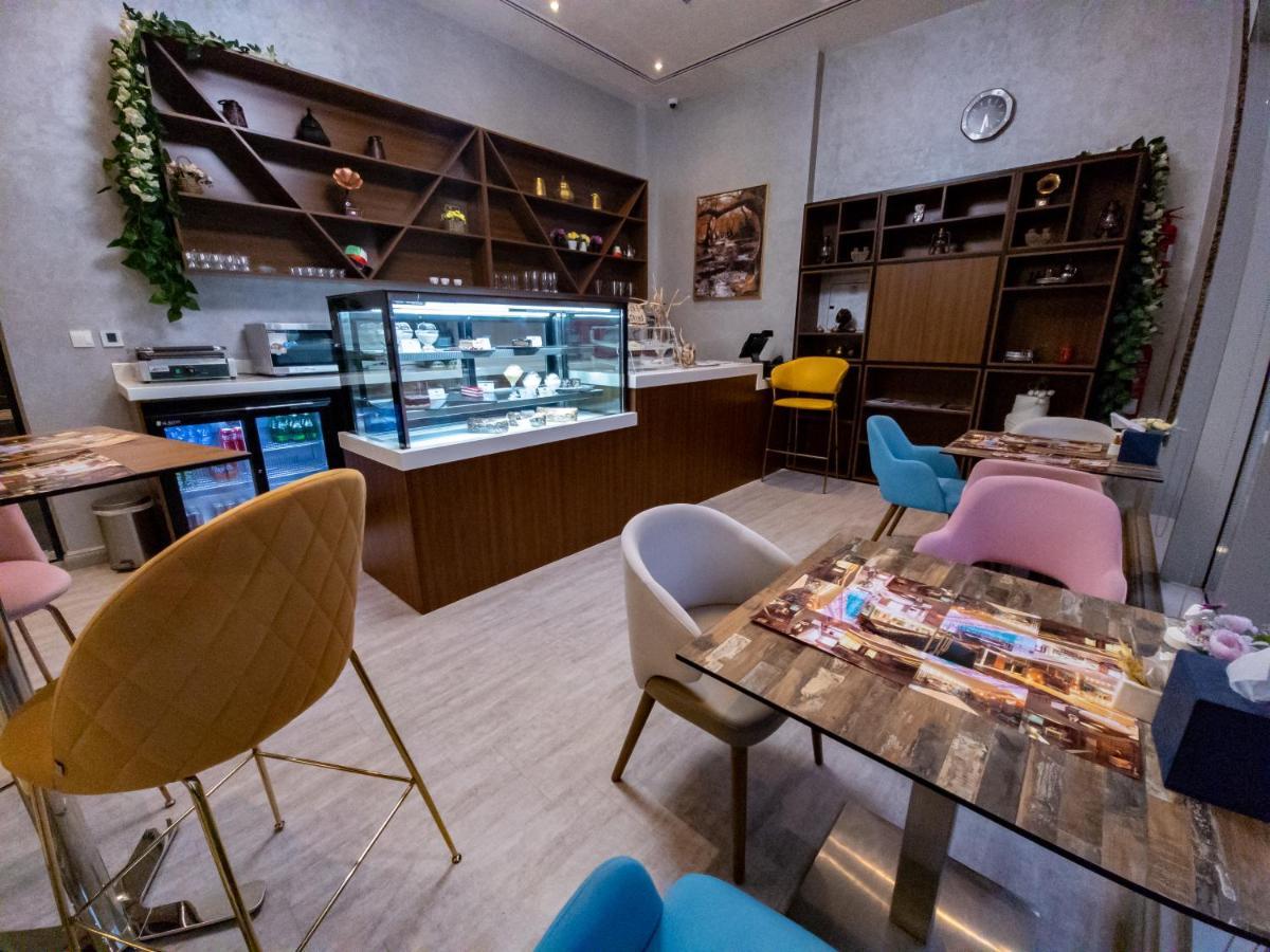 Luxe Grand Hotel Apartments Σάρτζα Εξωτερικό φωτογραφία A cafe in the United Arab Emirates
