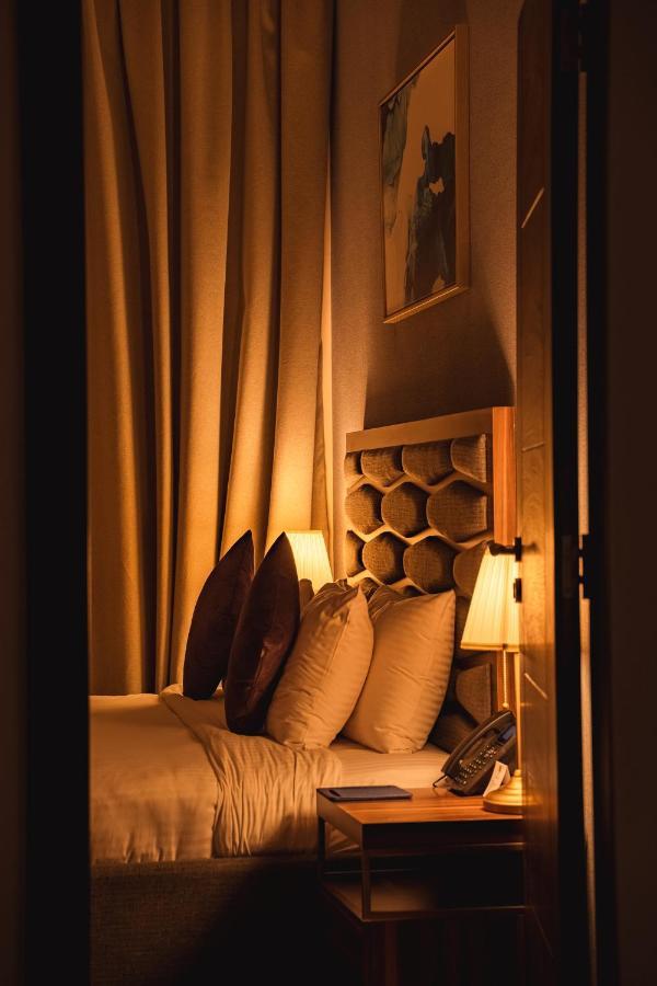 Luxe Grand Hotel Apartments Σάρτζα Εξωτερικό φωτογραφία A bedroom at the hotel