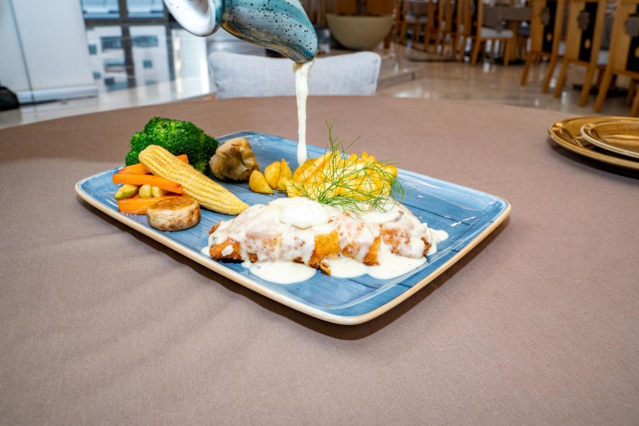 Luxe Grand Hotel Apartments Σάρτζα Εξωτερικό φωτογραφία A plate of food being served