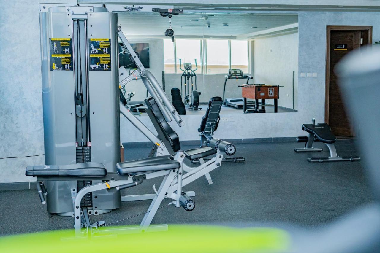 Luxe Grand Hotel Apartments Σάρτζα Εξωτερικό φωτογραφία A gym in the hotel