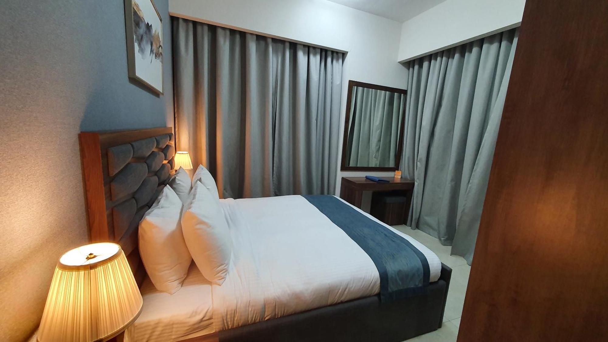 Luxe Grand Hotel Apartments Σάρτζα Εξωτερικό φωτογραφία A bedroom in a hotel