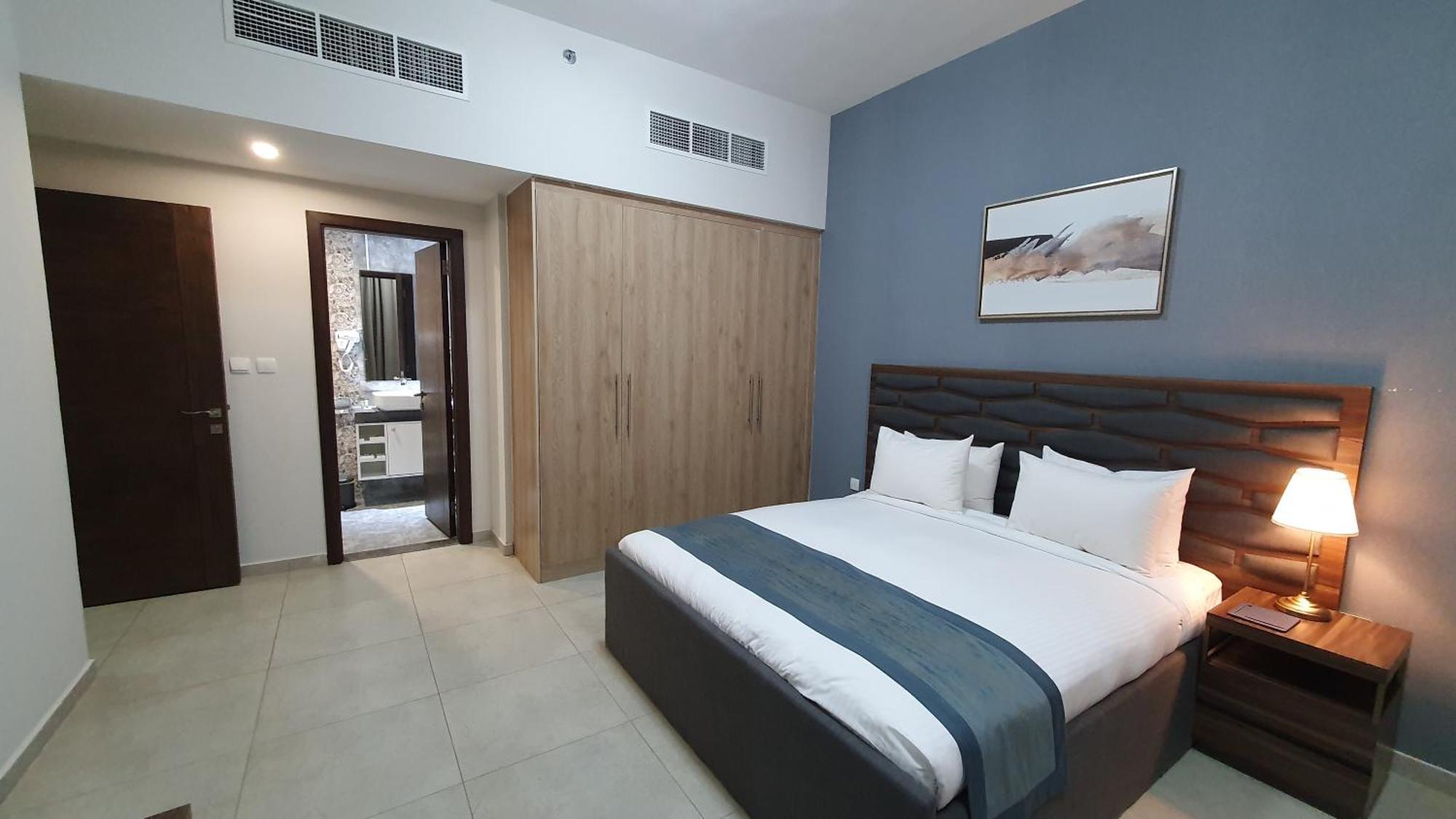Luxe Grand Hotel Apartments Σάρτζα Εξωτερικό φωτογραφία A bedroom in a hotel