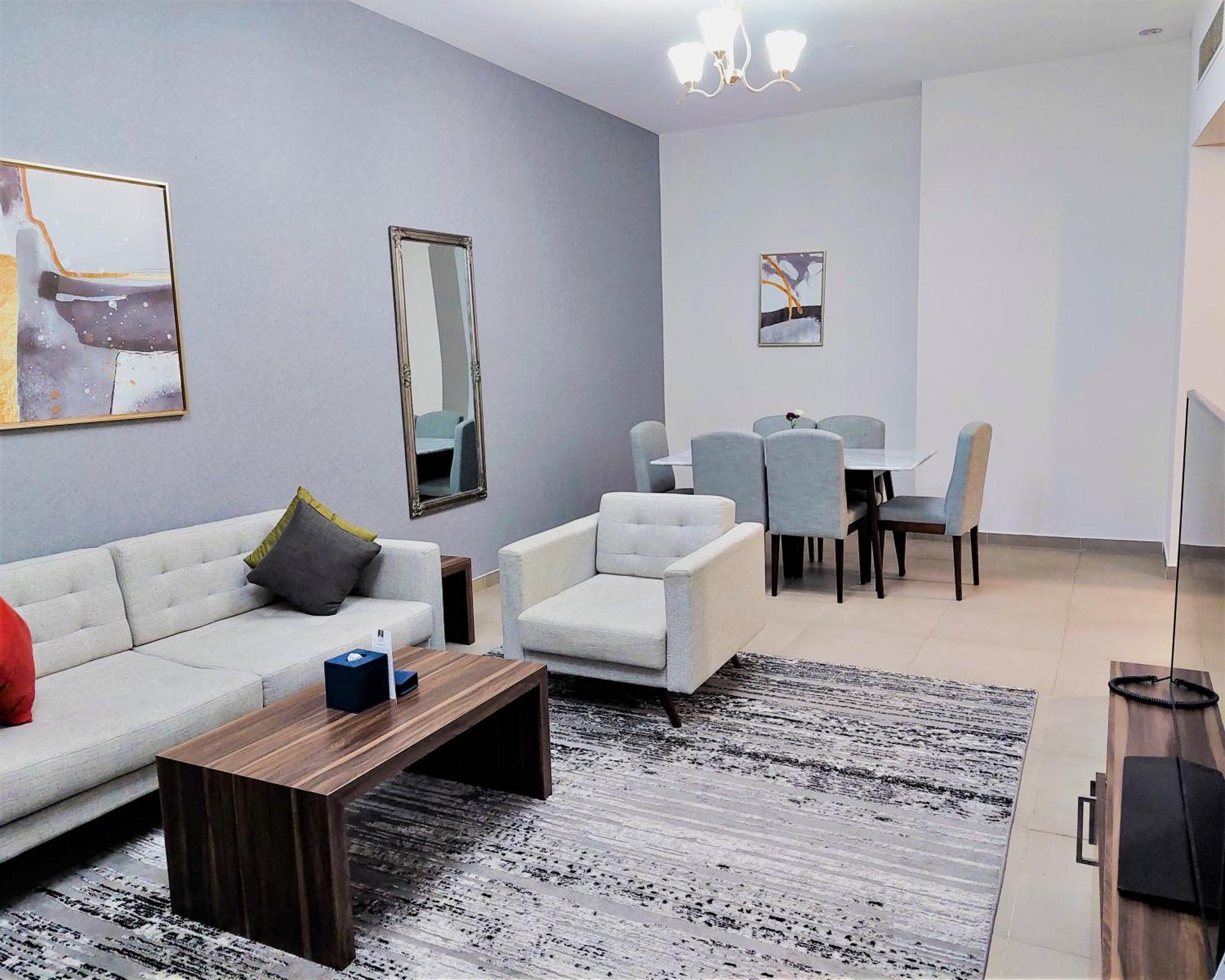 Luxe Grand Hotel Apartments Σάρτζα Εξωτερικό φωτογραφία A living room in a typical apartment
