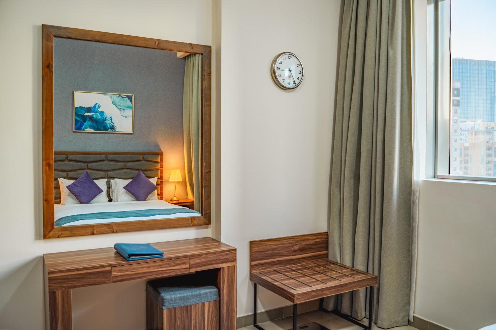 Luxe Grand Hotel Apartments Σάρτζα Δωμάτιο φωτογραφία A bedroom at the hotel